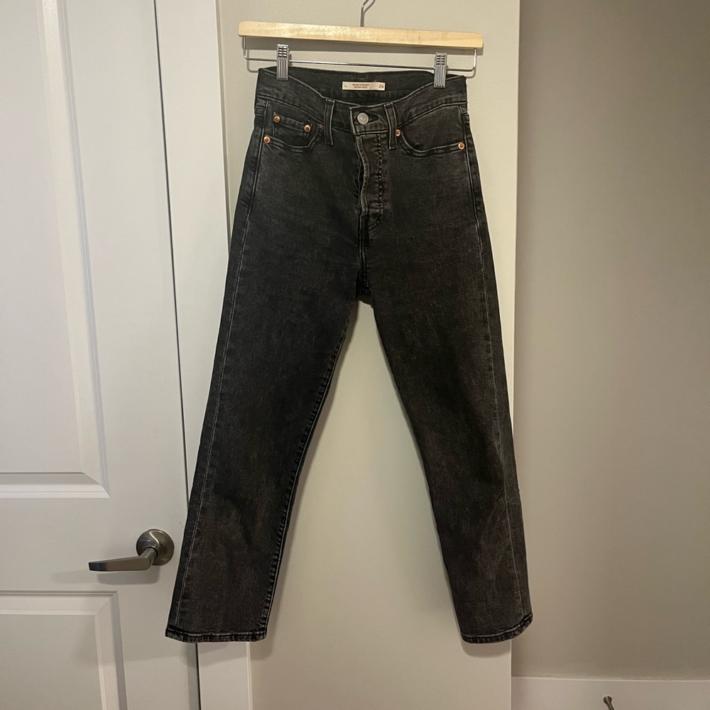 Levi’s wedgie straight ankle in faded black (sz 26)